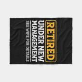 Retired Under New Management Funny Mens Husband Re Fleecedecke (Vorderseite (Horizontal))