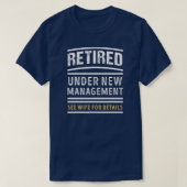 Retired Under New Management Funny Retirement T-Shirt (Design vorne)