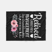 Retired Under New Management Granddaughter Grandma Fleecedecke (Vorderseite (Horizontal))