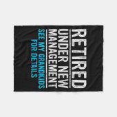 Retired Under New Management Grandkids Grandpa Ret Fleecedecke (Vorderseite (Horizontal))