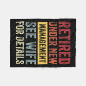 Retired Under New Management See Wife For Details Fleecedecke (Vorderseite (Horizontal))