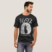 Retro 1692 sie vermissten eine Hexe Salem 1692 Hal T-Shirt (Vorne ganz)