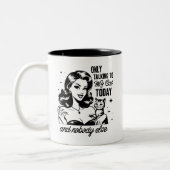 Retro 1950er Glam Girl Funny Sarcastic Zitat Zweifarbige Tasse (Links)