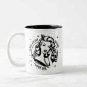 Retro 1950er Glam Girl Funny Sarcastic Zitat Zweifarbige Tasse (Links)