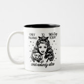 Retro 1950er Glam Girl Funny Sarcastic Zitat Zweifarbige Tasse (Links)
