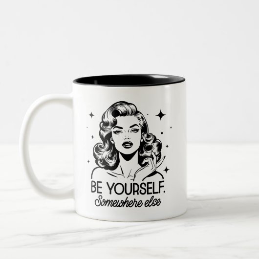 Retro 1950er Glam Girl Funny Sarcastic Zitat Zweifarbige Tasse (Links)