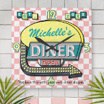 Retro 50's Diner Signieren Pink Aquamariner Person Quadratische Wanduhr<br><div class="desc">Erstellen Sie mit dieser einfachen Vorlage Ihre eigene, im Stil der 50er Jahre gestaltete Uhr für Abendessen. Diese coolen Retrouhren haben einen leicht bedrückten, rosa-weiß karierten Hintergrund mit einem Schild oben, auf dem "DINER" und "OPEN" stehen, in Neon mit Platz für Sie, um Ihren eigenen Vor- oder Nachnamen - oder...</div>