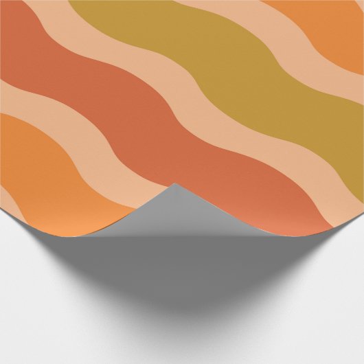 Retro 60er 70er Groovy Waves in Orange und Red Geschenkpapier (Ecke)