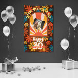 Retro 60er Blume Power Custom Foto 70th Birthday Banner<br><div class="desc">Egal, ob Sie 60, 70, 80 oder Gefühl in jedem Alter erwachsen werden, diese Feier wird sicher ein Hit sein. Begleiten Sie uns zu einem Retro-inspirierten Geburtstagsfest, das mit frommen Ereignissen und Blume-Power gefüllt ist! Unsere 60er-Party-Kollektion verspricht einen Ausflug in die Gedächtnisspur mit farbenfrohen Dekorationen, Friedensschildern und Krawatte-Farbtönen. Personalisieren Sie...</div>