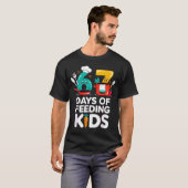 Retro 67 Days Of Feeding Kids Lunch Lady Cafeteria T-Shirt (Vorne ganz)