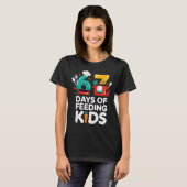 Retro 67 Days Of Feeding Kids Lunch Lady Cafeteria T-Shirt (Vorne ganz)