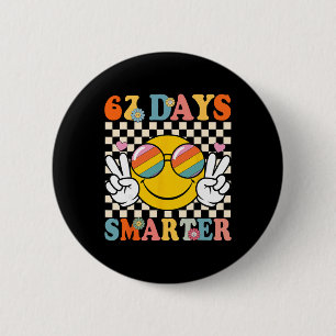 Retro 67 Tage schlauer 67 Tage Schule Groovy Tee Button