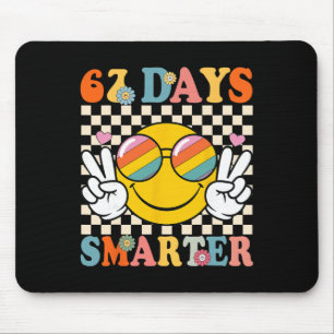 Retro 67 Tage schlauer 67 Tage Schule Groovy Tee Mousepad