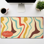 Retro 70er Abstrakt Marble Swirl Creme Orange Brow Schreibtischunterlage<br><div class="desc">Tauchen Sie ein in einen farbenfrohen Tanz mit unserem Abstrakten Retro Modern Liquid Marble Wave Muster. Dieses Muster, das die dynamische Fluidität marmorierter Oberflächen und die charmante Ästhetik des Retro-modernen Designs hervorruft, ist ein Fest für die Augen. Eine Sinfonie lebendiger Farben, Wirbel und Strömungen in wellenartigen Bewegungen, die ein faszinierendes...</div>