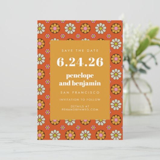 Retro 70er Blume Bright Orange Picture Wedding Save The Date (Stehend Vorderseite)