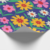 Retro 70er Boho Blumen auf Navy Blue Geschenkpapier (Ecke)