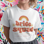 Retro 70er Bride Squad Bridesmaid Name Bachelorett T-Shirt<br><div class="desc">Feiern Sie Ihren Bachelorette mit diesem tollen T - Shirt,  der mit groover Typografie,  zärtlichen Blume,  individuellem Datum,  Standort und elegantem Kalligraphienamen aufwartet. Fügen Sie einfach Ihre eigenen Daten hinzu,  indem Sie auf die Option "Personalisieren" klicken.</div>
