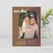 Retro 70er Brown Geometric Couple Foto Wedding Einladung (Stehend Vorderseite)