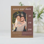 Retro 70er Brown Geometric Couple Two Foto Wedding Save The Date (Stehend Vorderseite)