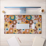 Retro 70er Daisy Groovy Floral Vintag Zuhause Offi Schreibtischunterlage<br><div class="desc">Groovy, trendige Retro-60er und 70er-Dekoration ist wieder da! Verwandeln Sie Ihre Zuhause- oder Bürodekoration in ein neues, trendiges und farbenfrohes Design mit einem Muster voller Mod-farbener Gänse in einer Retro-Farbpalette aus Orange, Gelb, Senf, Rost, Braun, Rosa, Türkis und Weiß. Grafisch gestaltet von Audrey Jeanne Roberts ©. Wenn Sie Ihr Zimmer/Büro...</div>