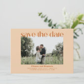 Retro 70er Geometric Terracotta Tan Foto Wedding Save The Date (Stehend Vorderseite)