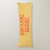 Retro 70er Mustard Orange Hippie Groovy Baby Seitenschläferkissen (Vorderseite Vertikal)