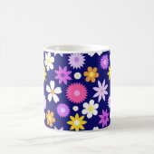 Retro 70er Style Blume Big Patches auf Dunkelblau Kaffeetasse (Mittel)