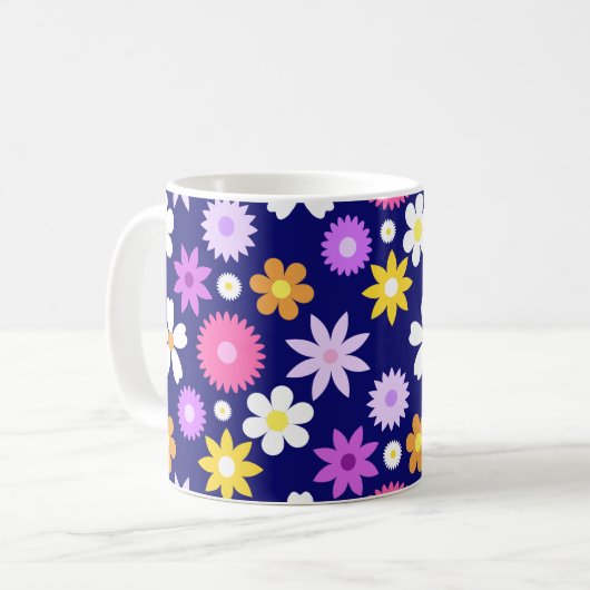 Retro 70er Style Blume Lg Muster auf dunkelblau Kaffeetasse (Vorderseite Links)