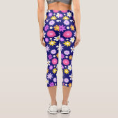 Retro 70er Style Blume Pattern auf Dunkelblau Capri Leggings (Rückseite)