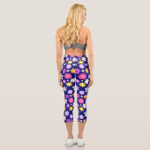 Retro 70er Style Blume Pattern auf Dunkelblau Capri Leggings (Rückseite)