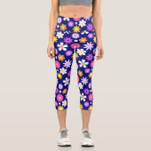 Retro 70er Style Blume Pattern auf Dunkelblau Capri Leggings (Vorderseite)