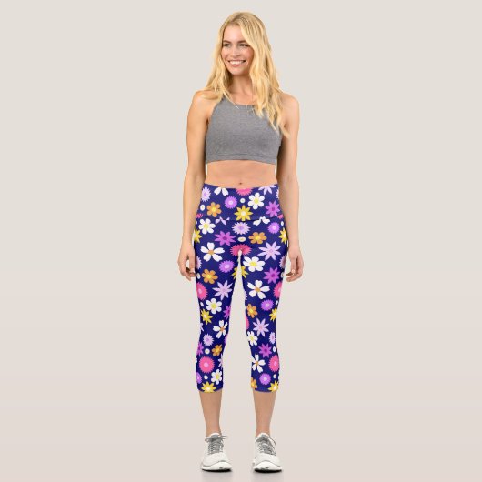 Retro 70er Style Blume Pattern auf Dunkelblau Capri Leggings (Vorderseite)