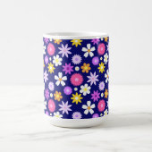 Retro 70er Style Blume Pattern auf Dunkelblau Kaffeetasse (Mittel)