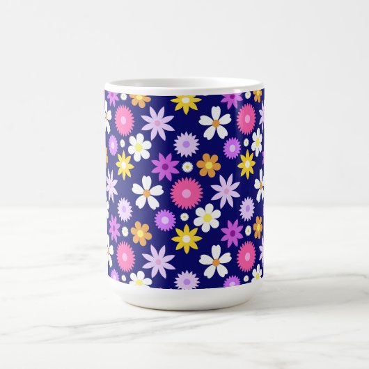 Retro 70er Style Blume Pattern auf Dunkelblau Kaffeetasse (Mittel)