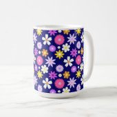 Retro 70er Style Blume Pattern auf Dunkelblau Kaffeetasse (VorderseiteRechts)