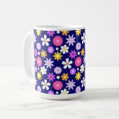 Retro 70er Style Blume Pattern auf Dunkelblau Kaffeetasse (Vorderseite Links)
