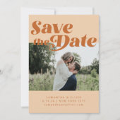 Retro 70er Typografie Groovy Brown Foto Wedding Save The Date (Vorderseite)