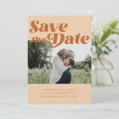 Retro 70er Typografie Groovy Brown Foto Wedding Save The Date (Stehend Vorderseite)