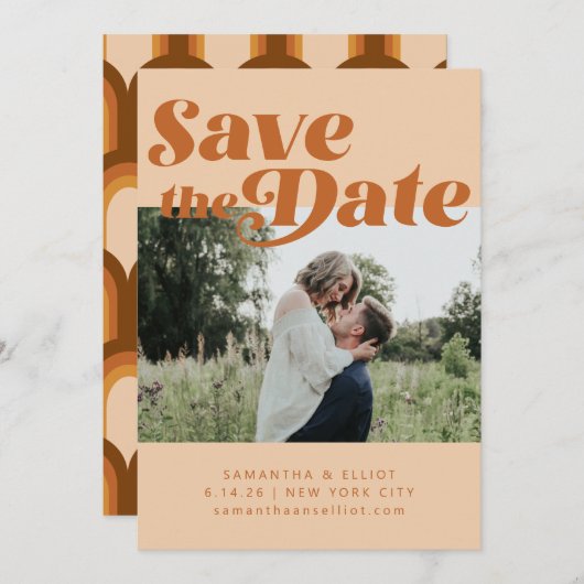 Retro 70er Typografie Groovy Brown Foto Wedding Save The Date (Vorne/Hinten)