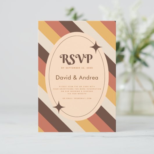 Retro 70er Typografy Stripes QR Code Wedding RSVP Karte (Stehend Vorderseite)