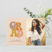 Retro 70er Vibe Foto Graduation Party Einladung (Stehend Vorderseite)