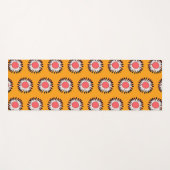 Retro 70s Yellow Pink Daisy Floral Pattern Yogamatte (Vorderseite (Horizontal))