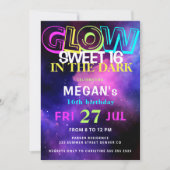 Retro 80er Neon leuchten im dunklen Sweet 16 Party Einladung (Vorderseite)