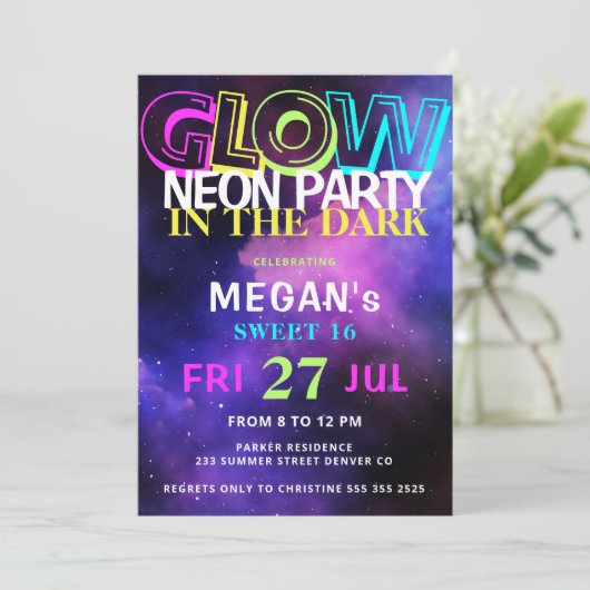 Retro 80er Neon leuchten im dunklen Sweet 16 Party Einladung (Stehend Vorderseite)