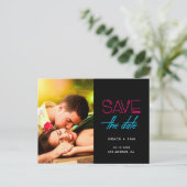Retro 80er Neon Lichter Save the Date Foto Ankündigungspostkarte (Stehend Vorderseite)