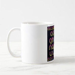 Retro-80er Rosa und Gelb leuchtendes Neon-Alphabet Kaffeetasse