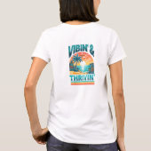 Retro 80er vibin' and thrivin' tropische Palme T-Shirt (Rückseite)