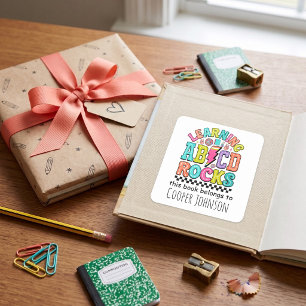 Retro abc dieses Buch gehört Kindern Buchzeichen Quadratischer Aufkleber