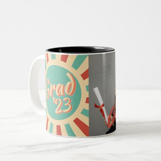 Retro Abschluss Class 2023 Individuelle Name-Glück Zweifarbige Tasse (Vorderseite Links)