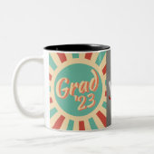 Retro Abschluss Class 2023 Individuelle Name-Glück Zweifarbige Tasse (Links)